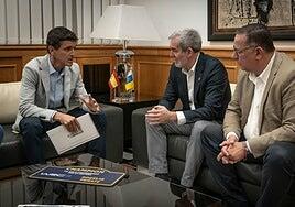 Fernando Clavijo felicita al copiloto grancanario Rogelio Peñate