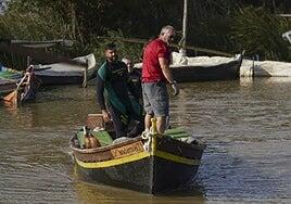 Pescadores y barqueros ayudan a los buceadores de la Guardia Civil a peinar La Albufera en busca de cadáveres