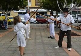 El juego del palo aspira a récord Guinness con una clase multitudinaria