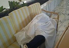 Una mujer de 78 años duerme en el sillón de un hotel en protesta contra el Imserso