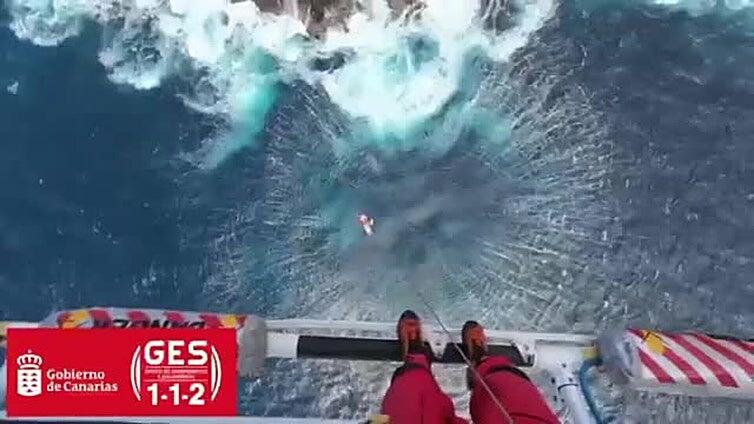 Rescatan en helicóptero a un hombre herido en una zona de rocas de la costa de La Matanza