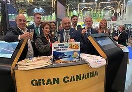 Fiesta diurna en la playa de Puerto Rico para despedir 2024