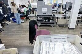 Kamala Harris y Donald Trump empatan a tres votos en el primer pueblo que publica sus resultados