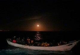 Rescatan tres pateras con 170 personas en aguas próximas a Canarias durante la noche