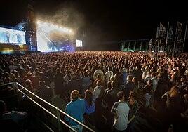 La arena negra (limpia) de la playa de Gran Tarajal espera a miles de personas