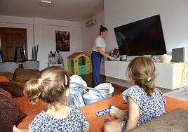 Canarias activa una deducción en el IRPF para quienes tienen contratada una empleada del hogar