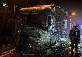 Se incendia en Firgas un camión de 12 metros cargado de agua en la GC-300