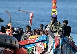 Una patera navega frente al faro de Maspalomas en un fin de semana que trajo a 312 migrantes