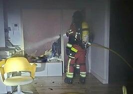 Incendio en Franchy Roca: el fuego en el interior de un ático causa una gran columna de humo