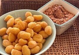 Ñoquis fritos con pesto rojo, el aperitivo ideal