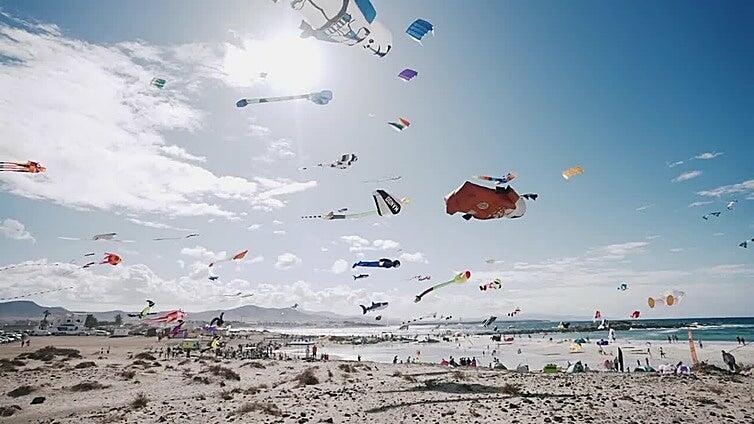 El Festival de Cometas de Corralejo empieza por el cielo de El Cotillo