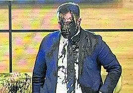 Un opositor arroja pintura al rostro del presidente de la Comisión electoral de Georgia