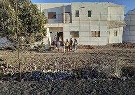 Luz verde insular al hotel en el solar de Costa Teguise con personas sin techo