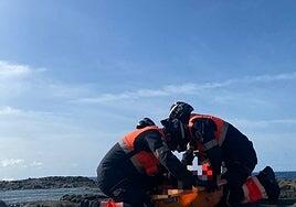 Sufre un golpe en la cabeza tras caer en una zona de difícil acceso en Los Charcones
