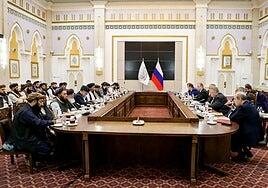 Rusia estrecha lazos con los talibanes al retirarlos de su lista de organizaciones terroristas