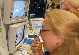 Un piloto sorprende a su madre en su jubilación como controladora aérea: «Gracias a ti estoy aquí»