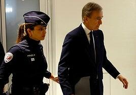 El empresario francés del lujo Bernard Arnault comparece por un caso de espionaje