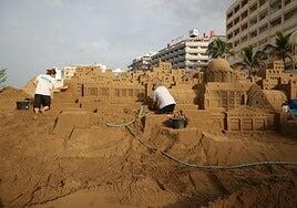 El proceso de elaboración del belén de arena, en imágenes