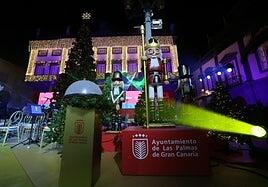 Las luces navideñas ya recorren la ciudad tras su encendido en Santa Ana