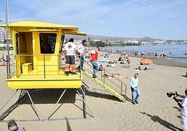 San Bartolomé de Tirajana renueva cuatro torretas de vigilancia de sus playas