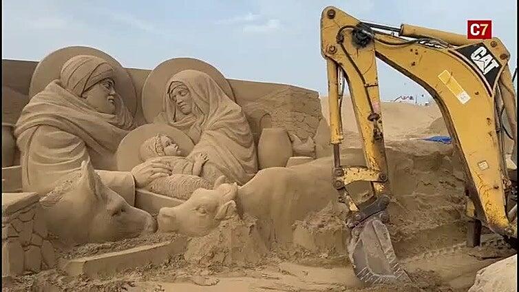 Los artistas ultiman los trabajos del Belén de Arena en Las Canteras