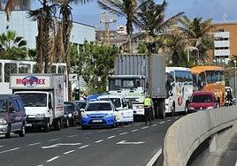 Preocupación entre las empresas por el posible paro de los transportistas canarios