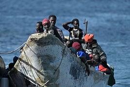 Salvamento rescata a 216 personas, entre ellas 21 menores, en un cayuco a la deriva cerca de El Hierro