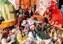 Valsequillo enciende la Navidad con cañones de nieve y pirotecnia