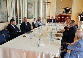 Reunión del comisionado del REF y el Círculo de Empresarios en el Gabinete Literario