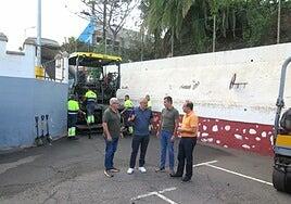 El alcalde de Guía visita las obras de reasfaltado de las calles del casco