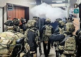 El presidente de Corea del Sur levantar la ley marcial ante el rechazo del Parlamento y queda debilitado