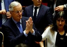 El Parlamento francés censura un Gobierno por primera vez en décadas y apunta hacia Macron