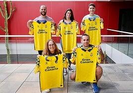 CANARIAS7 entrega las cinco camisetas de la UD Las Palmas a los ganadores del sorteo