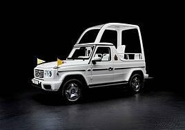 El Papa Francisco recibe el primer papamóvil eléctrico Mercedes-Benz
