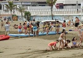 La playa de Las Alcaravaneras recupera la normalidad y se ha izado la bandera verde en el arenal portuario