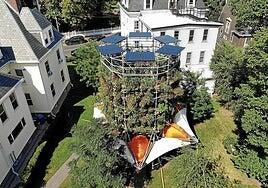 Un invento montado en el patio para aliviar el calor
