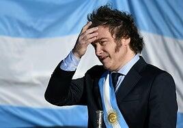 El primer año de Javier Milei al frente de Argentina, marcado por la «motosierra» para recortar el Estado