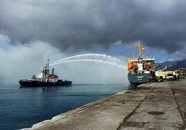 Extinguido el incendio en la bodega del buque atracado en Arinaga