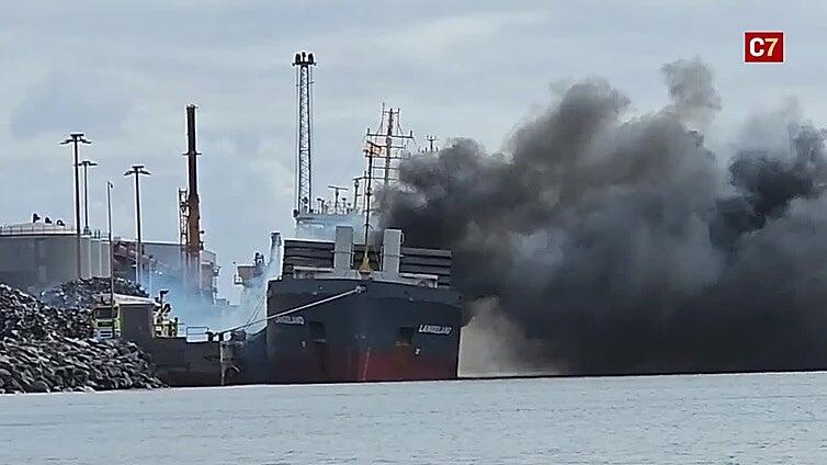 Un barco arde en el muelle de Arinaga