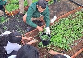El PFAE de jardinería del Cabildo lidera la recuperación de los huertos escolares