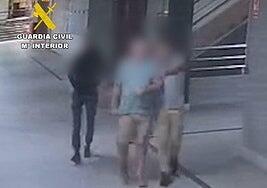 Dos detenidos por un robo con violencia en un centro comercial del sur de Gran Canaria