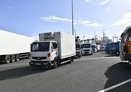 Los transportistas saldrán el lunes a la calle en toda Canarias por el gasóleo profesional