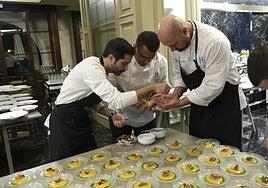 Las estrellas Michelin canarias cocinan juntas en el Santa Catalina por los afectados de la Dana