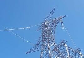 El tramo aéreo de la línea eléctrica está hecho y sigue la reforestación