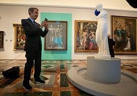 Encuentro «celestial» de Picasso con Jeff Koons en la Alhambra