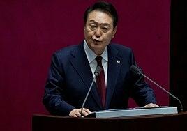 El presidente surcoreano se aferra al poder pese a estar cada vez más solo