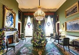 Luces y símbolos de paz en las últimas navidades de Biden en la Casa Blanca