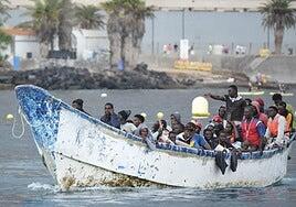 Tragedia en el mar: un helicóptero rescata un cadáver y un superviviente, tras un naufragio