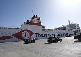 Un ferry de Naviera Armas choca contra el dique y encalla en el puerto de Las Palmas por un golpe de viento