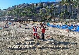 Anfi da la bienvenida a la Navidad con una espectacular escultura de arena